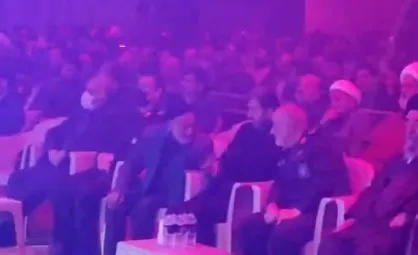 گفت و گوی صمیمی سردار سلامی با پدر ۳  شهید کاشانی در حاشیه اختتامیه کنگره ملی شهدای کاشان +فیلم