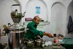 خادمان حسینیه بنکدار مرتب از عزاداران حاضر در جلسه پذیرایی می کنند