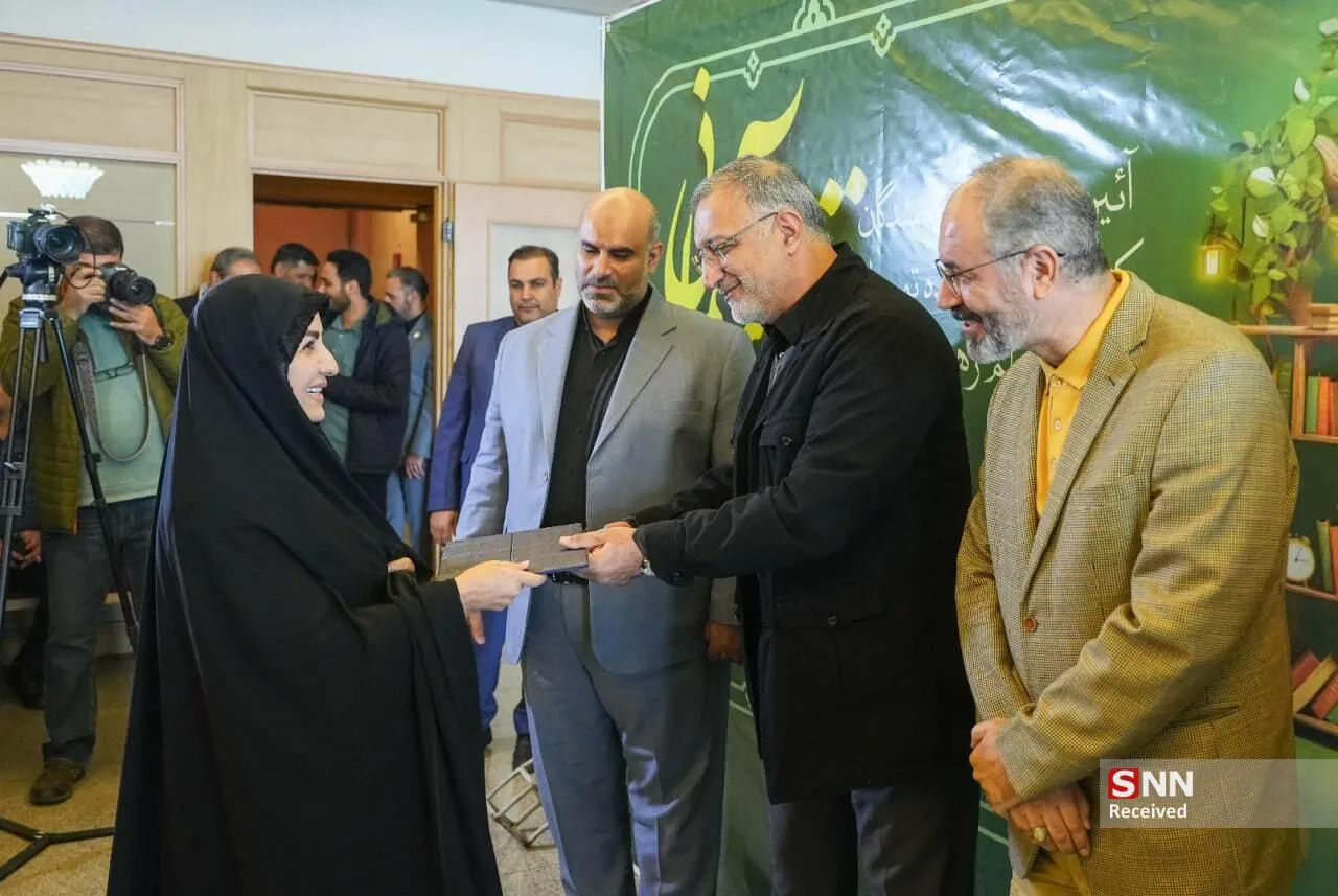 تقدیر از عوامل کتاب‌های تقریظ شده توسط رهبر انقلاب در مراسم قلم های آسمانی به ابتکار شهرداری تهران 
