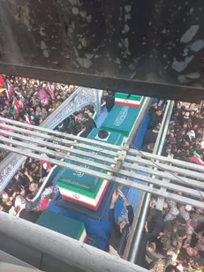 قابی از نمای نزدیک پیکر رهبر شهید انقلاب و خانواده ایشان + فیلم