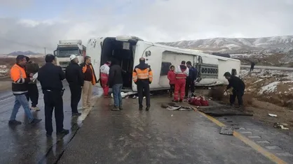 واژگونی اتوبوس در جاده چوپانان&ndash;انارک نایین ۱۹ مصدوم داشت