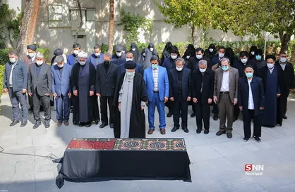 اقامه نماز رهبر انقلاب بر پیکر همسر شهید آیت&zwnj;الله مطهری