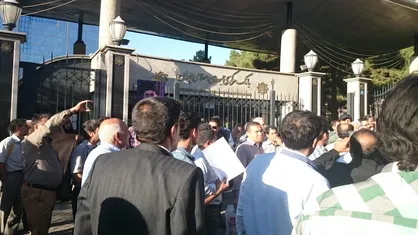 شعارهای تند یک روحانی مقابل بانک مرکزی علیه سیف