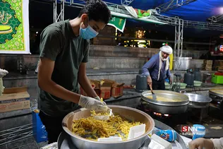 پخت و پخش نذری در شب عید غدیر خم