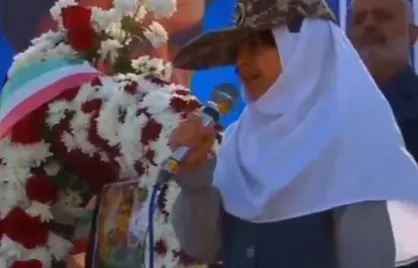 شعرخوانی دختر شهید سرافراز حمزه جهان&zwnj;دیده در کنار پیکر پدرش