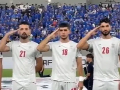 ورود بازیکنان تیم ملی فوتبال به زمین و احترام نظامی به سرود و پرچم ایران پیش از شروع فینال &laquo;کافا ٢٠٢۵&raquo;