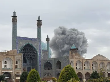 آسمان ایران فیروزه‌ای جاودان خواهد ماند / نقض حقوق میراث فرهنگی و اماکن هزار ساله از جمله مسجد جامع عباسی توجیه ندارد و قابل پیگیری بین‌المللی است + تصاویر