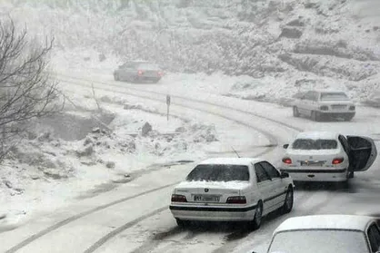 تردد در برخي جاده&zwnj;های کرمان فقط با زنجیر چرخ ممکن است / بازگشایی مسیر&zwnj;های های سربیژن و گدار کفنوئیه