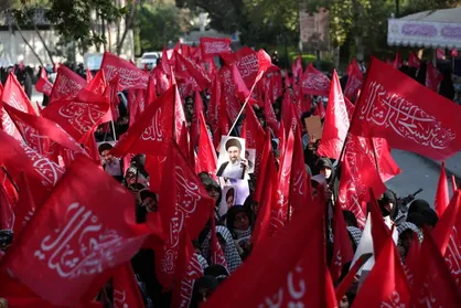 دسته عزاداری اربعین دانشجویان دانشگاه تهران به سمت مقتل رهبر شهید