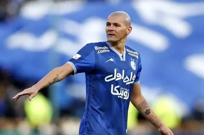 مدافع استقلال به بازی با السد می&zwnj;رسد