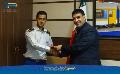 تقدیر از مهماندار پاکدست قطار