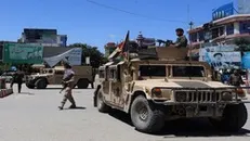 ویدئویی از فرار انبوه خودروهای نظامی ارتش افغانستان به سوی ازبکستان از مرز حیرتان
