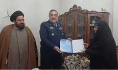 دیدار فرمانده نیروی هوایی ارتش با خانواده‌های شهیدان «ناصری» و «محمدی»