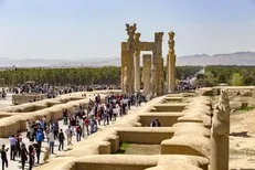 کتیبه‌ ربایی ناکام ماند؛ زخمی شدن مأمور میراث تخت جمشید