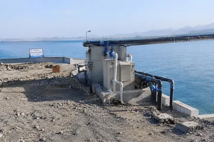 بازسازی اضطراری آب&zwnj;شیرین&zwnj;کن بونجی در کمتر از ۴۸ ساعت / آبرسانی به ۲۰ روستا در غرب جاسک پس از حمله تروریستی آمریکا از سر گرفته شد+فیلم