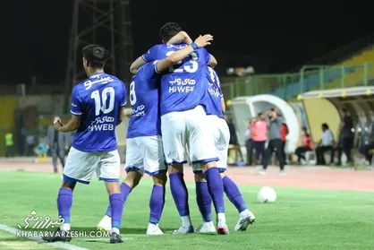۱۰ تصویر از شادی جنجالی و بوسه پرسپولیسی سابق بر لوگوی استقلال