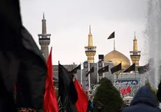 ببینید| نصب پرچم شهادت امام صادق (ع) در ایوان طلای حرم رضوی