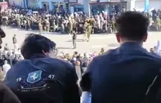 انتظار مردم عراق برای رسیدن پیکر رهبر شهید به حرم امیرالمومنین