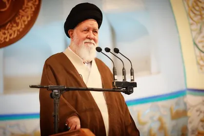 امام جمعه مشهد: آتش زدن پرچم، توهین به هویت، ملیت و مقدسات کشور است | دانشگاه جای قلم و تضارب آراء و نه چاقو است