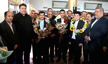 استقبال باشکوه از مدال&zwnj;آوران المپیاد جهانی هوش مصنوعی در فرودگاه مشهد+فیلم