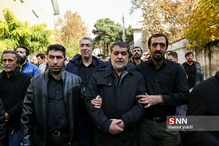 پدر جهادگر دانشجو امیرمحمد اژدری در مراسم تشییع پیکر فرزندش در جماران