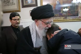 حضور رهبر معظم انقلاب اسلامی در منزل سردار شهید سپهبد سلیمانی
