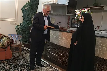 طهرانچی با خانواده شهید شهریاری دیدار کرد