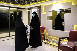 زهرا هنرمند مسئول رسانه گروه، در حال تحویل بسته های کاموای یکی از داوطلبان ساکن شهرک اکباتان، می باشد.