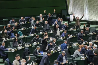تصویب افزایش ۱۰۰ هزار میلیارد تومانی اعتبار تسهیلات ازدواج و فرزندآوری برای سال ۱۴۰۵ / زوجین در سال آینده چقدر وام می گیرند؟