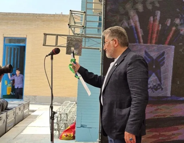 رنجبر زنگ آغاز سال تحصیلی را در لامرد به صدا درآورد