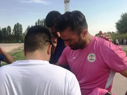 شوخی جالب حنیف عمران زاده مقابل ساختمان فدراسیون فوتبال