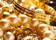 قیمت طلا به پایین‌ترین سطح یکسال اخیر جهانی رسید/ ارزانی طلا در دنیا و گرانی عجیب طلا در ایران