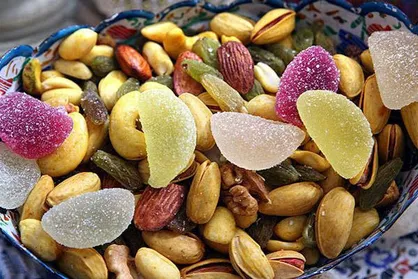 آجیل کم نمک بخورید/ مراقب باشید چاق نشوید