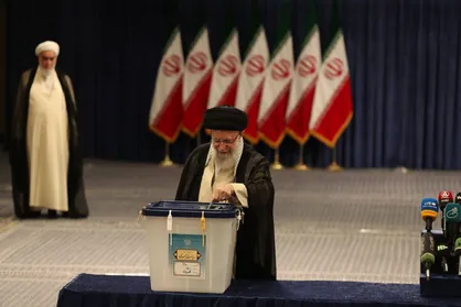 رهبر انقلاب: دوام و آبروی جمهوری اسلامی در دنیا متوقف به حضور مردم است / وجهی برای تردید در انتخابات امروز پیدا نمی&zwnj;کنم + فیلم