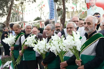 طنین عطر رضوی در گلزار شهدای کرج/تجدید میثاق خادمان آستان قدس با آرمان&zwnj;های انقلاب
