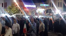 صد و نودمین شب میدان‌داری مردم ایلام در میدان خیابان/ایران ایستاده است، چون مردمش ایستاده‌اند