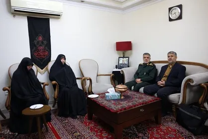 دیدار معاون هماهنگ&zwnj;کننده نیروی زمینی سپاه با خانواده شهید ابراهیم&zwnj;زاده