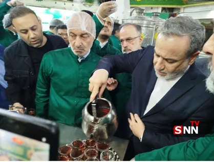 پذیرایی وزیر امورخارجه از زوار در چایخانه حرم مطهر امام رضا (ع)