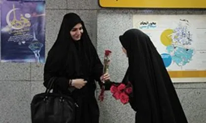 اهدای گل به مردم در ایستگاه&zwnj;های منتخب مترو