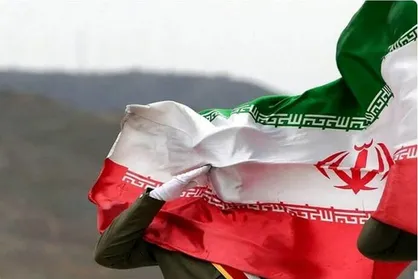 شعرخوانی دختر شهید سرافراز حمزه جهان&zwnj;دیده در کنار پیکر پدرش + فیلم