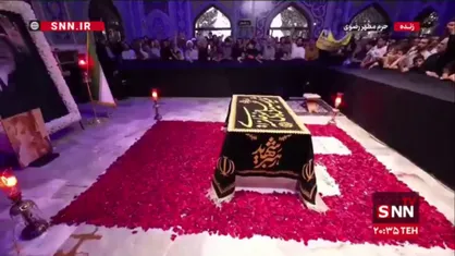 حضور دلدادگان آقای شهید ایران در رواق دارالذکر حرم مطهر رضوی برای زیارت مزار نورانی رهبر شهید انقلاب