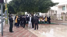 جمعی از دانشجویان علوم پزشکی لارستان در مقابل فرمانداری اوز تجمع کردند