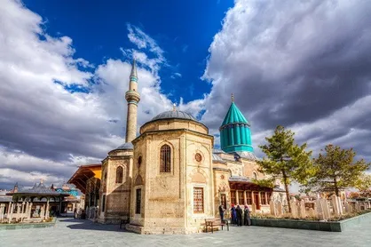 سیری در اندیشه و افکار مولانا و شمس تبریزی در &laquo;سفر به بهشت اندیشه&raquo;