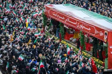 گزارش خبرنگار SNNTV از سیل جمعیت حاضر در مراسم تشییع پیکر مطهر شهدای مردمی و مدافع امنیت + فیلم