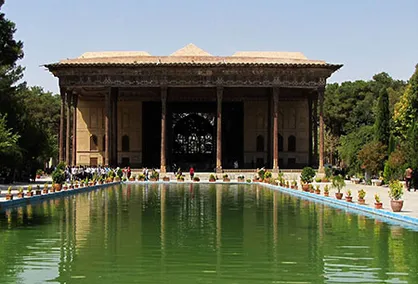 کشف گلوله توپ جنگی ۱۰۰ ساله در باغ چهل&zwnj;ستون