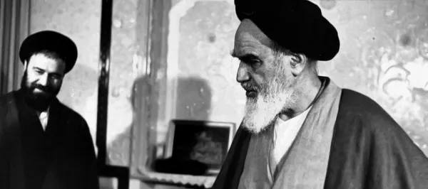 امام خمینی ره در کنار پسرشان امام خمینی ره در کنار پسرشان