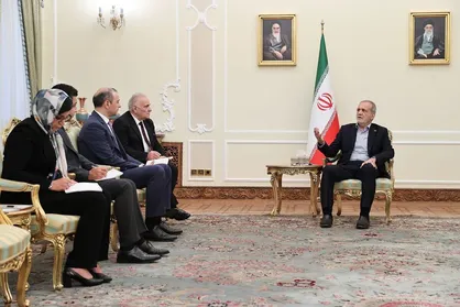 پزشکیان: هیچ قدرت خارجی نباید خللی در روابط دوستانه ایران و ارمنستان ایجاد کند