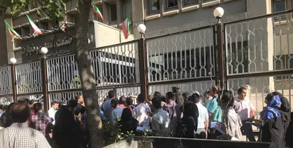 فیلم/ صف&zwnj;های طولانی مردم مقابل وزارت صنعت جهت ثبت سفارش