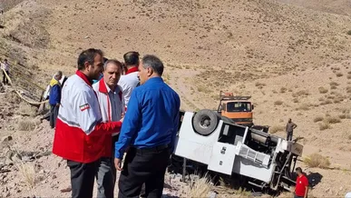 ۴کشته و ۴۳ مصدوم در حادثه واژگونی اتوبوس جاده روستایی منند شهرستان درمیان