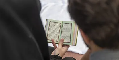 اهمیت نیکی به پدر و مادر را در صفحه ۳۹۷ قرآن بخوانید+فیلم